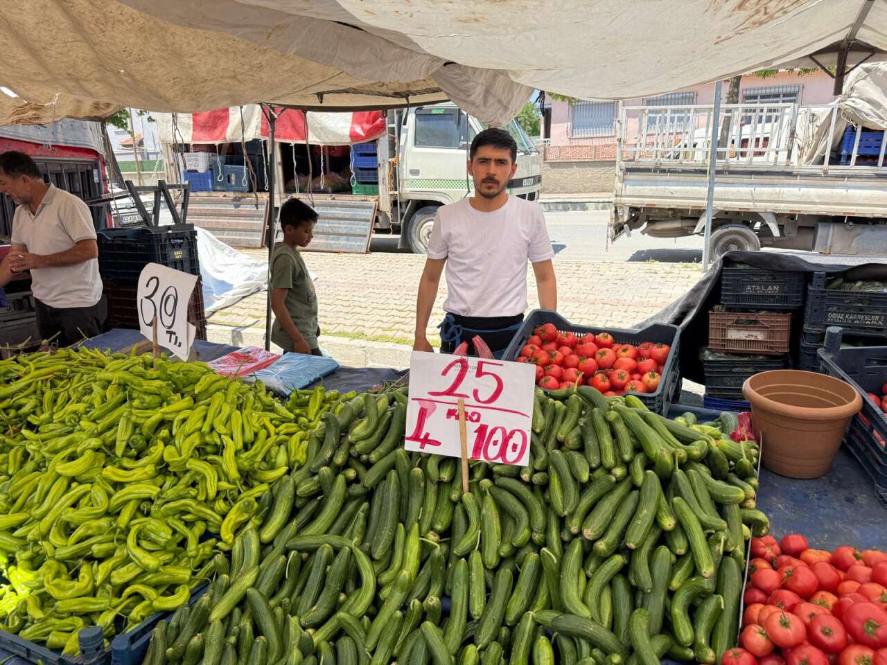 Konya’nın pazarlarında yaz bereketi! Tezgahlar renklendi, fiyatlar dikkat çekti 23